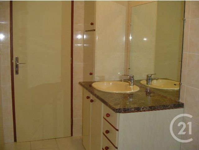 Maison &agrave; louer - 3 pi&egrave;ces - 91,92 m2 - Ebreuil - 03 - AUVERGNE