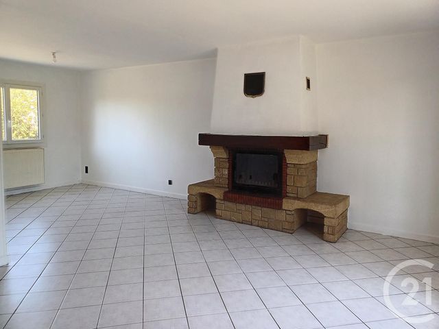 Maison &agrave; louer - 5 pi&egrave;ces - 101,15 m2 - St Bonnet De Rochefort - 03 - AUVERGNE