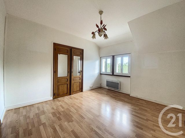 Appartement F4 à louer - 4 pièces - 80.0 m2 - ST POURCAIN SUR SIOULE - 03 - AUVERGNE - Century 21 Lefèbvre Immobilier Appartement F4 à louer - 4 pièces - 80.0 m2 - ST POURCAIN SUR SIOULE - 03 - AUVERGNE - Century 21 Lefèbvre Immobilier