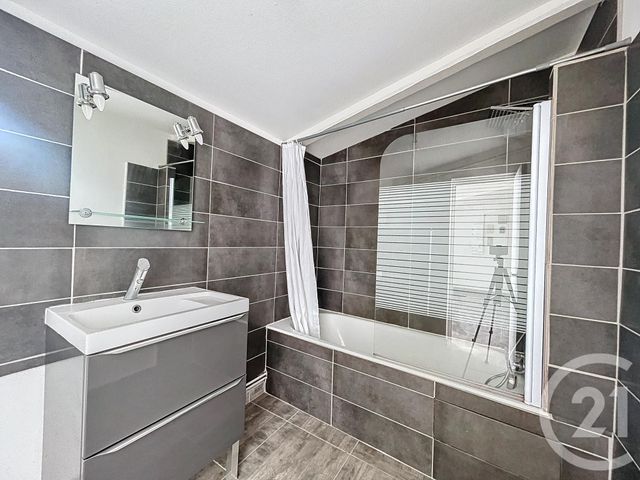 Maison &agrave; louer - 3 pi&egrave;ces - 60 m2 - Varennes Sur Allier - 03 - AUVERGNE