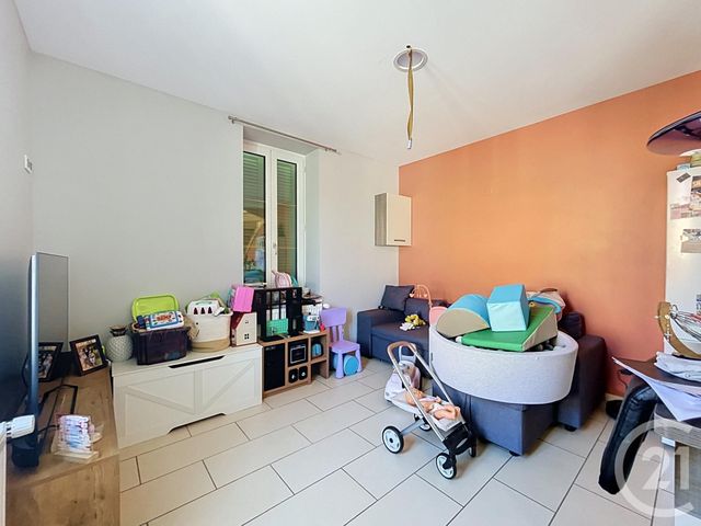 Maison &agrave; louer - 3 pi&egrave;ces - 73 m2 - Montaigu Le Blin - 03 - AUVERGNE
