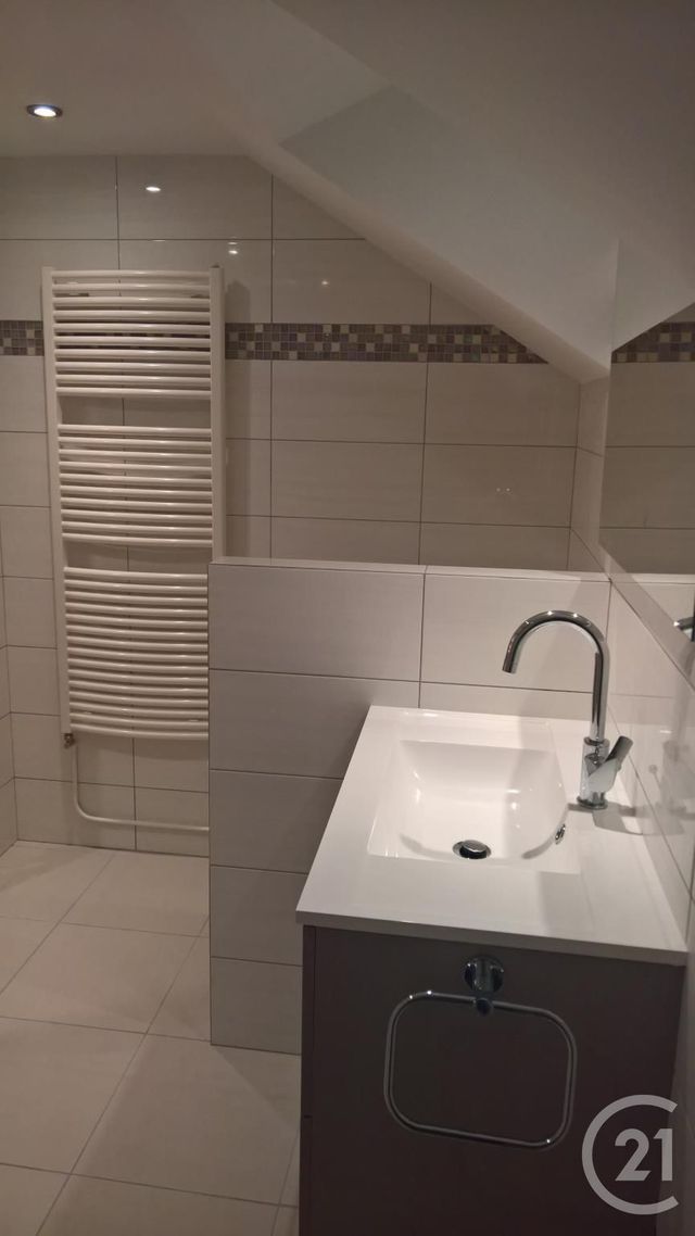Maison &agrave; louer - 3 pi&egrave;ces - 73 m2 - Montaigu Le Blin - 03 - AUVERGNE